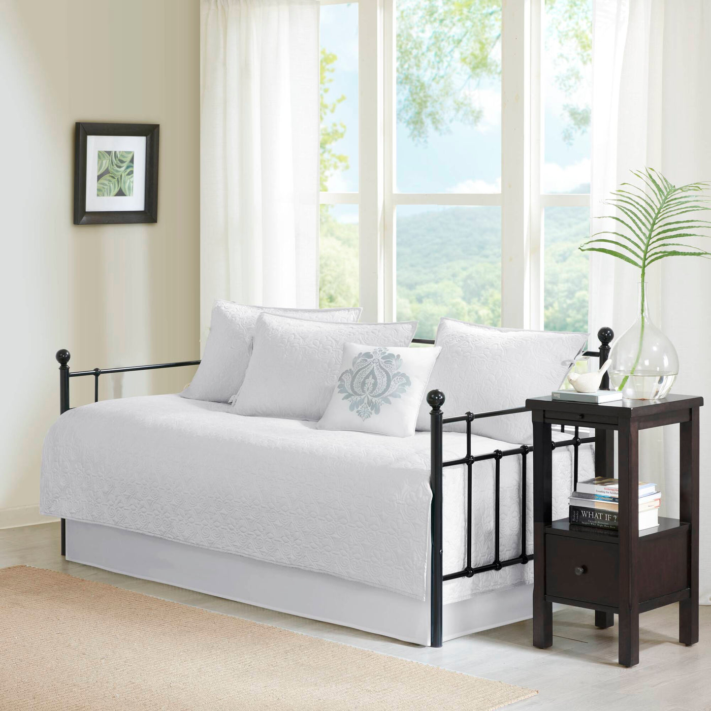 white-daybed