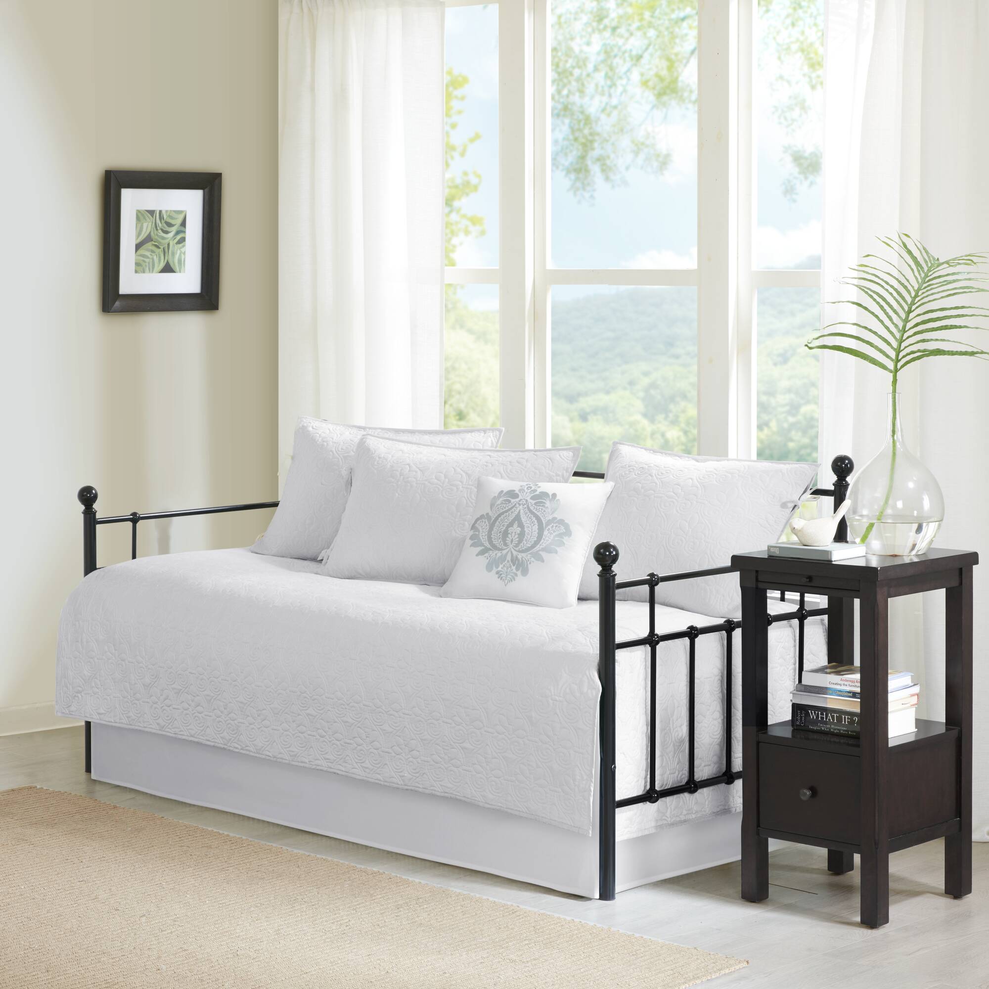 white-daybed