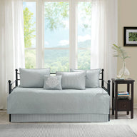 white-daybed