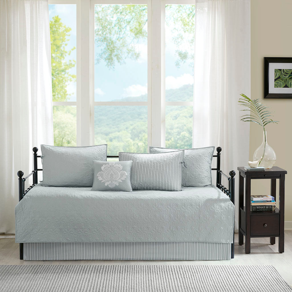 white-daybed