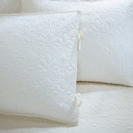 white-daybed