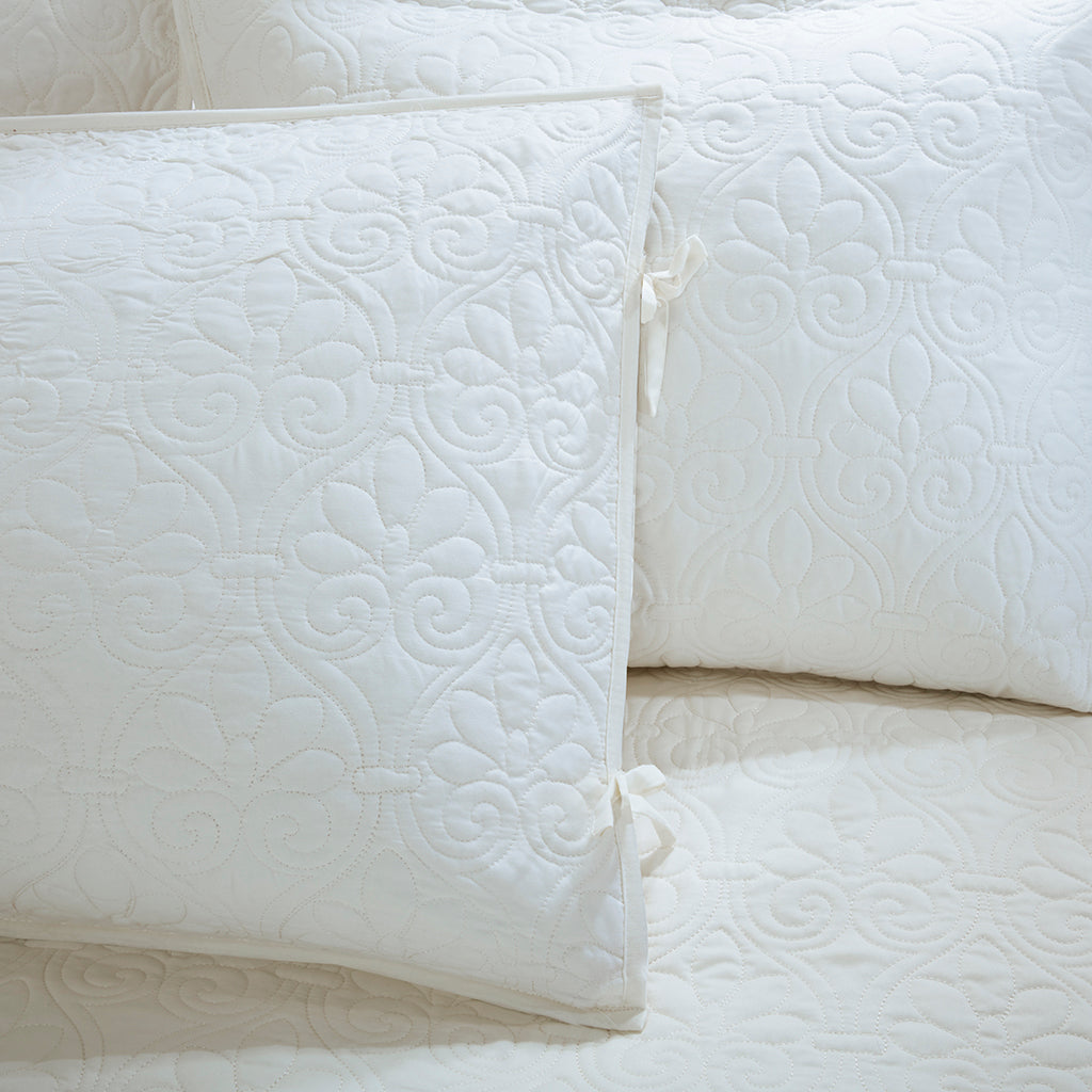 white-daybed