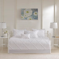 white-daybed