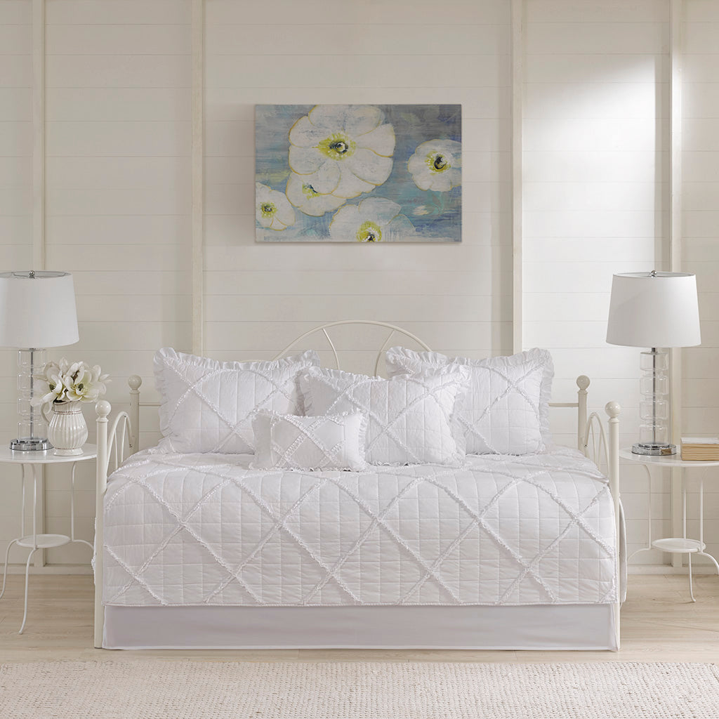 white-daybed