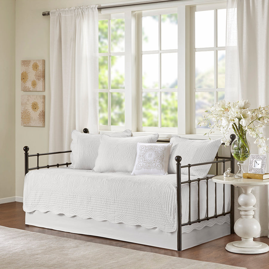 white-daybed